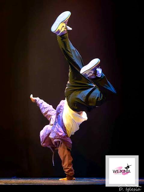 Referencia visual: acrobacia de hip hop