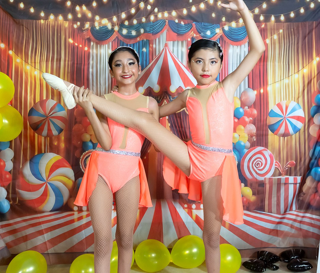 Alumnas de Ballet Wilikinia en vestuario coral