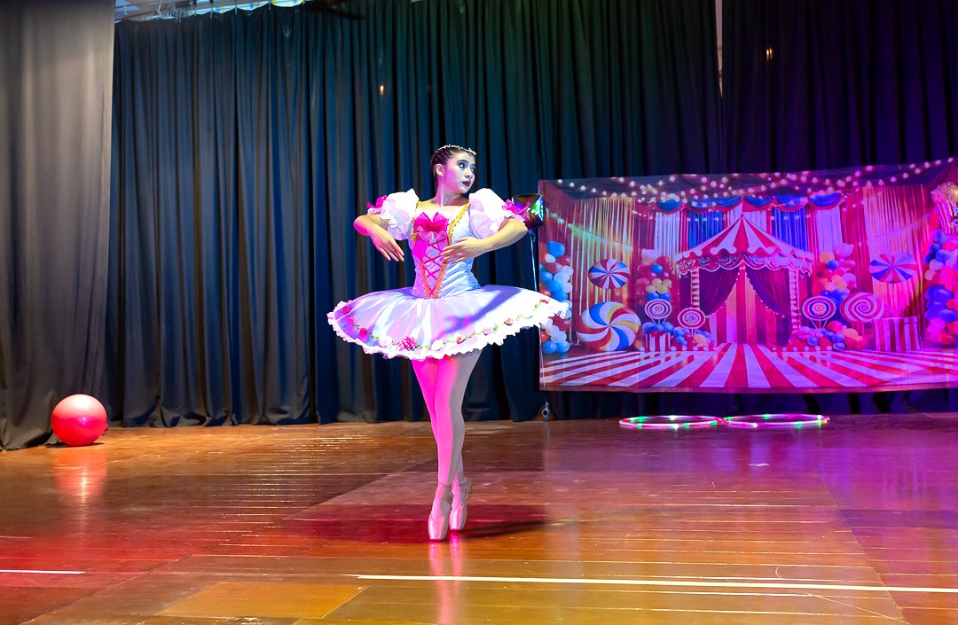 Bailarina en puntas con tutú