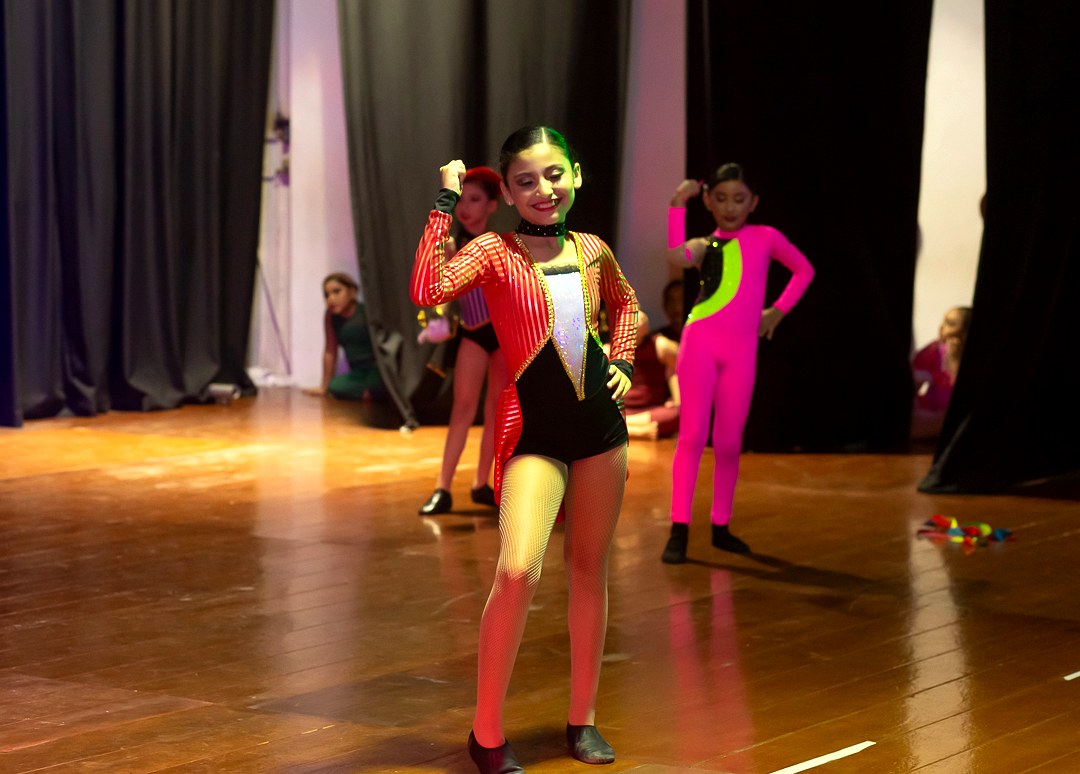 Alumna de Jazz Acrobático con saco de lentejuelas